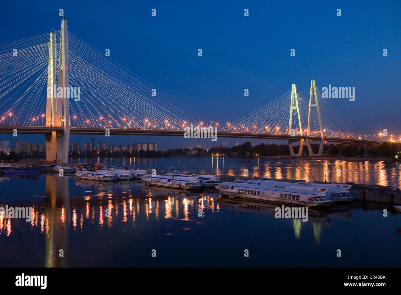 Russia, San Pietroburgo, Big Obukhovsky sospeso con cavi di ponte e porto Foto Stock