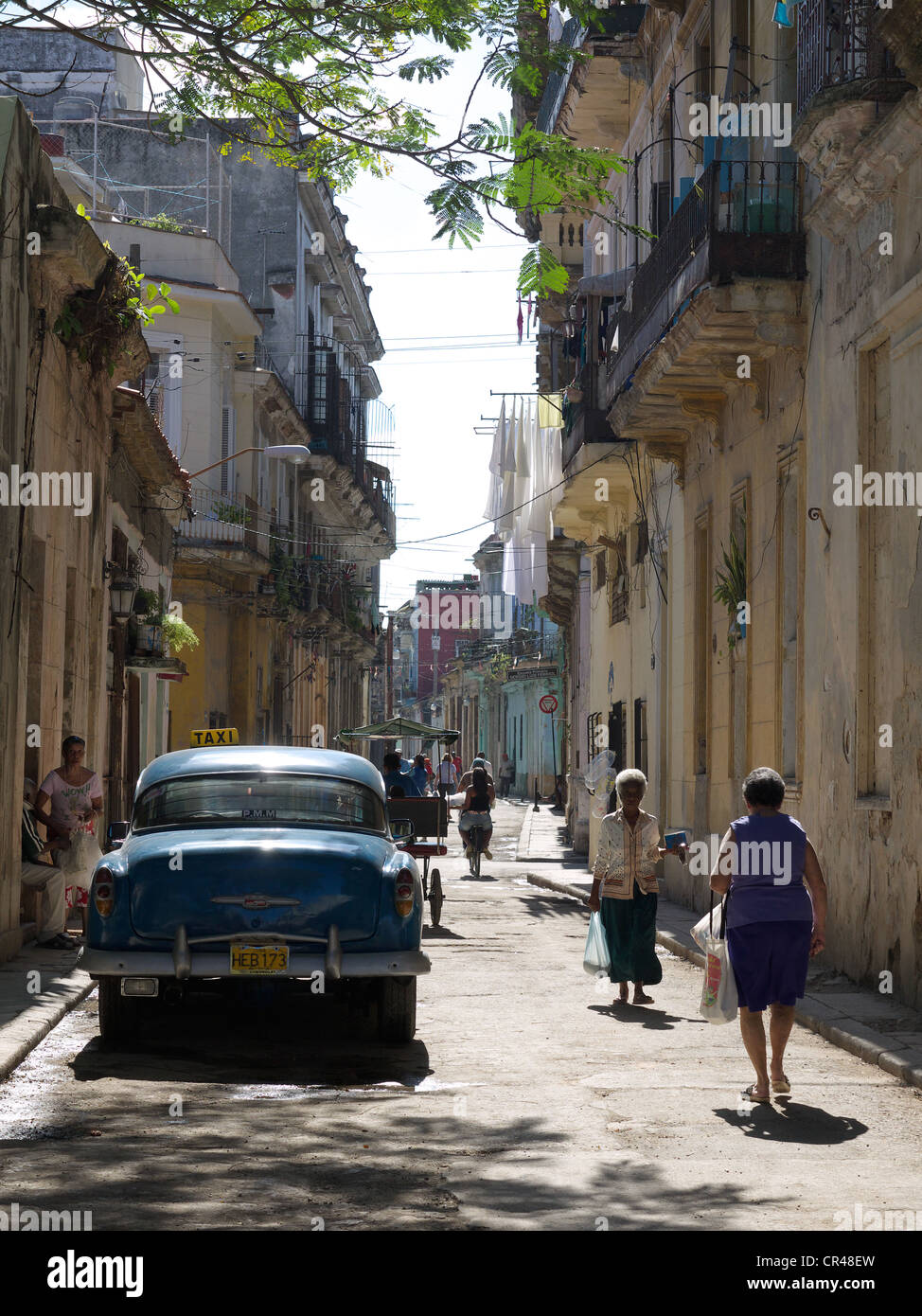 Scena di strada con auto d'epoca e passanti in Old Havana, Cuba, America Latina Foto Stock