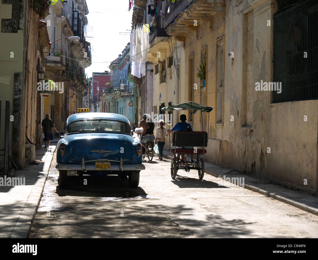 Scena di strada con auto d'epoca e taxi bicicletta nella Vecchia Havana, Cuba, America Latina Foto Stock