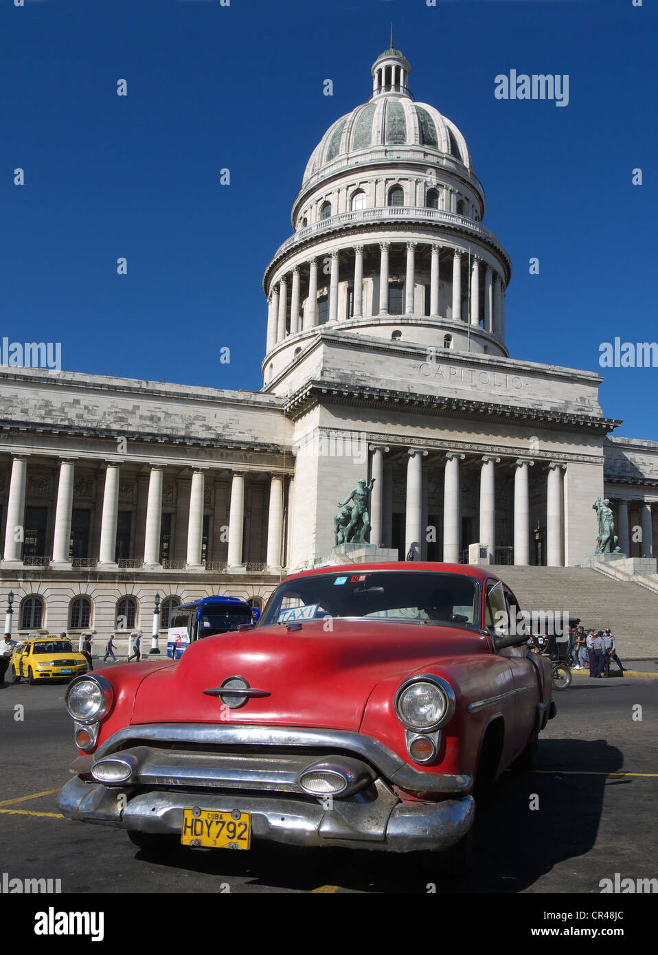 Vintage americano auto di fronte al Campidoglio, Havana, Cuba, America Latina Foto Stock