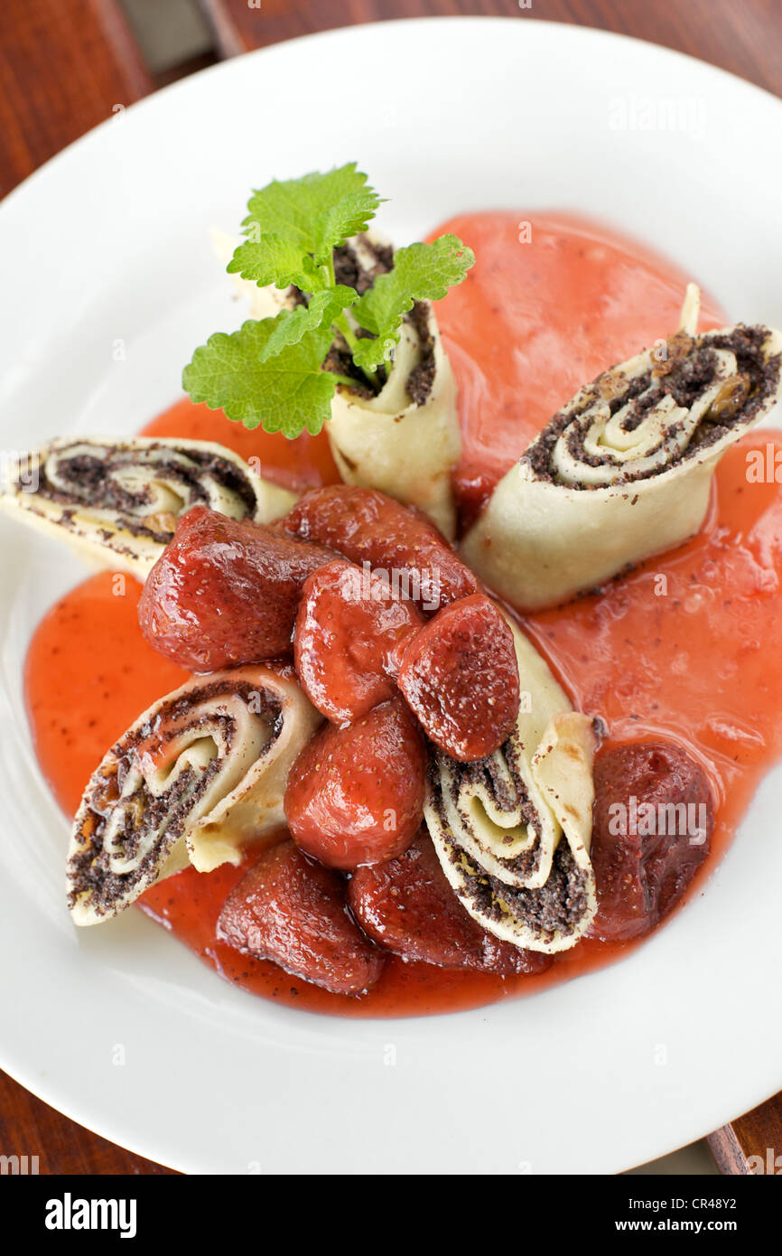 Semi di papavero e frittelle di fragole (makos Palacsinta eperontettel) in un ristorante a Hévíz, Ungheria. Foto Stock