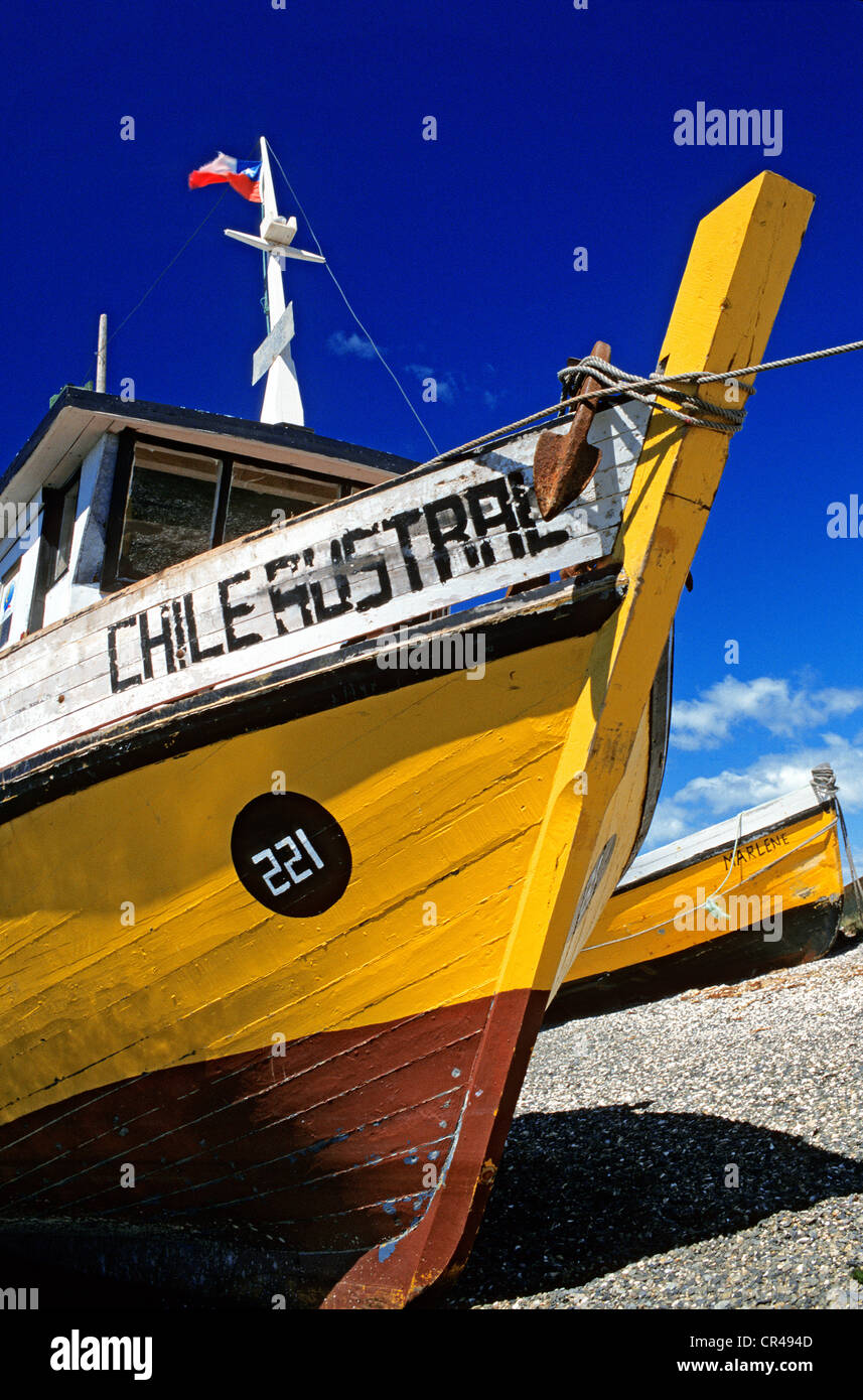 Il Cile, Magallanes e Antartica Chilena Regione, Provincia di Magallanes, Punta Delgada, la pesca in barca sulla spiaggia al confine Foto Stock