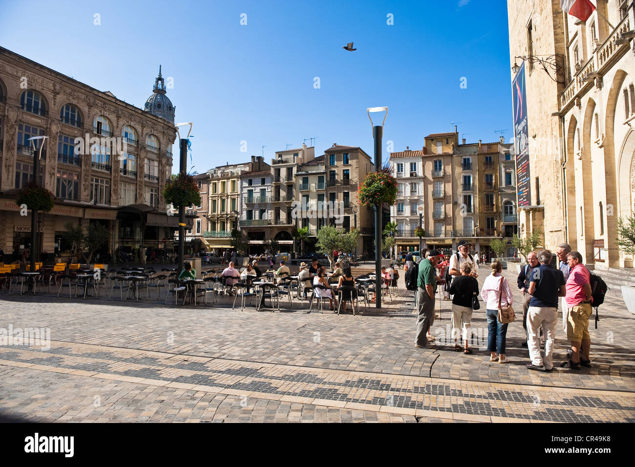 Francia, Aude, Narbonne, Place de l'Hotel de Ville, gruppo di turisti in corrispondenza del fondo del Palais des Archeveques (gli Arcivescovi Foto Stock