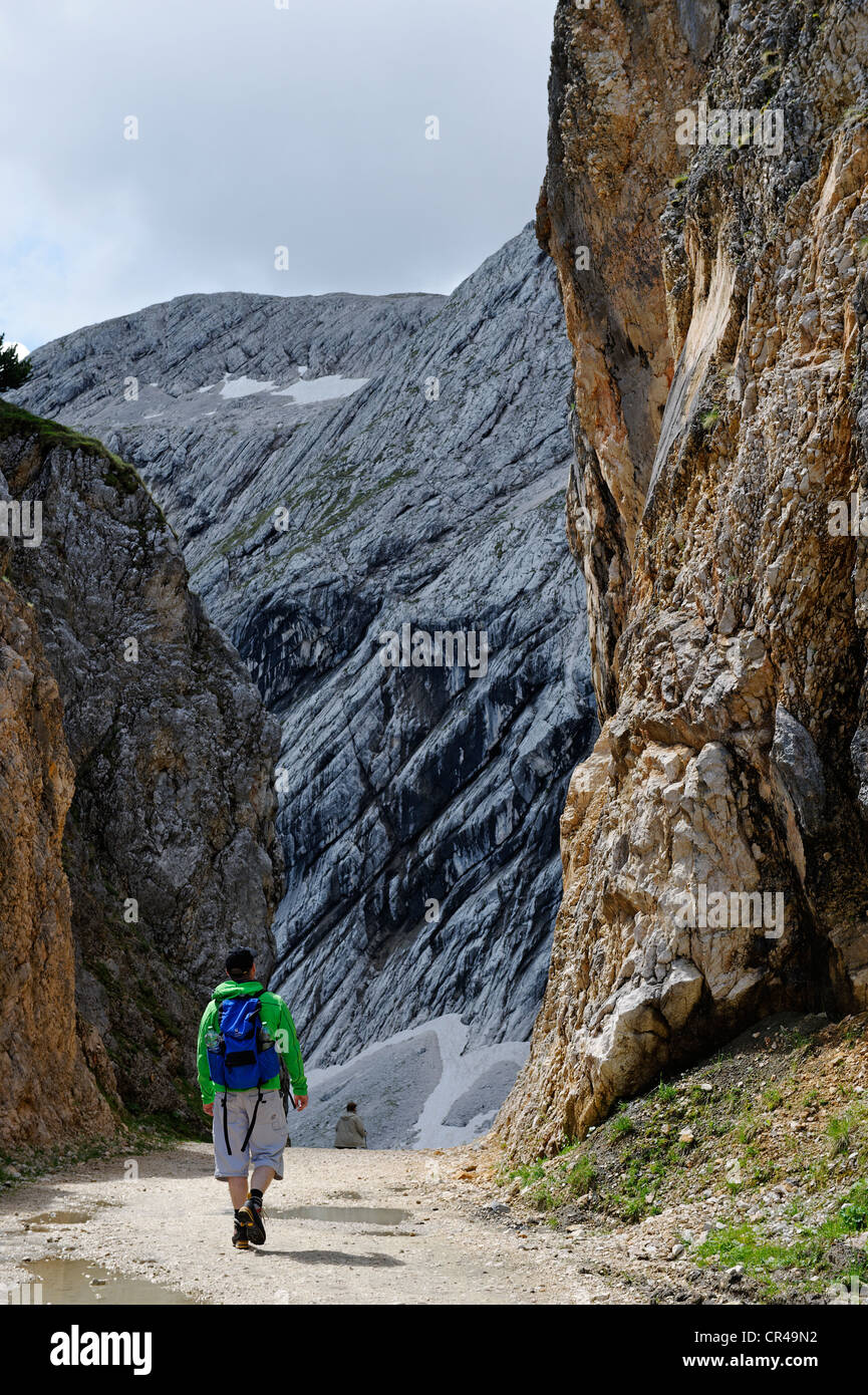 Gli escursionisti sulla Gipfel-Erlebnisweg, vertice sentiero di avventura a Alpspitzbahn, Garmisch-Partenkirchen, gamma Wetterstein Foto Stock