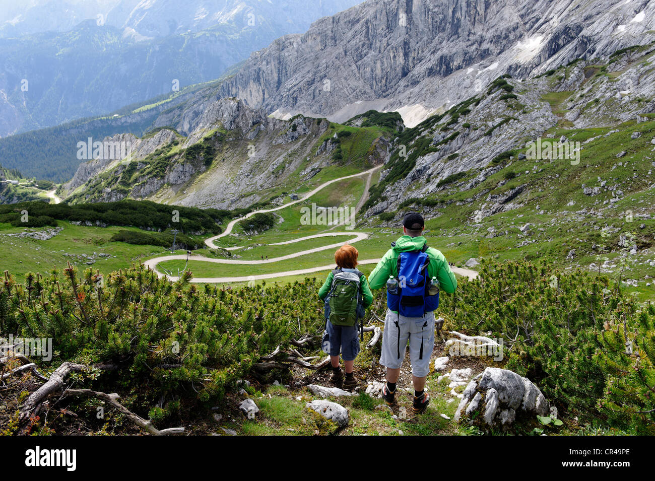 Padre e figlio sul vertice sentiero di avventura di Alpspitzbahn, Garmisch-Partenkirchen, Wettersteing gamma, Alta Baviera, Baviera Foto Stock