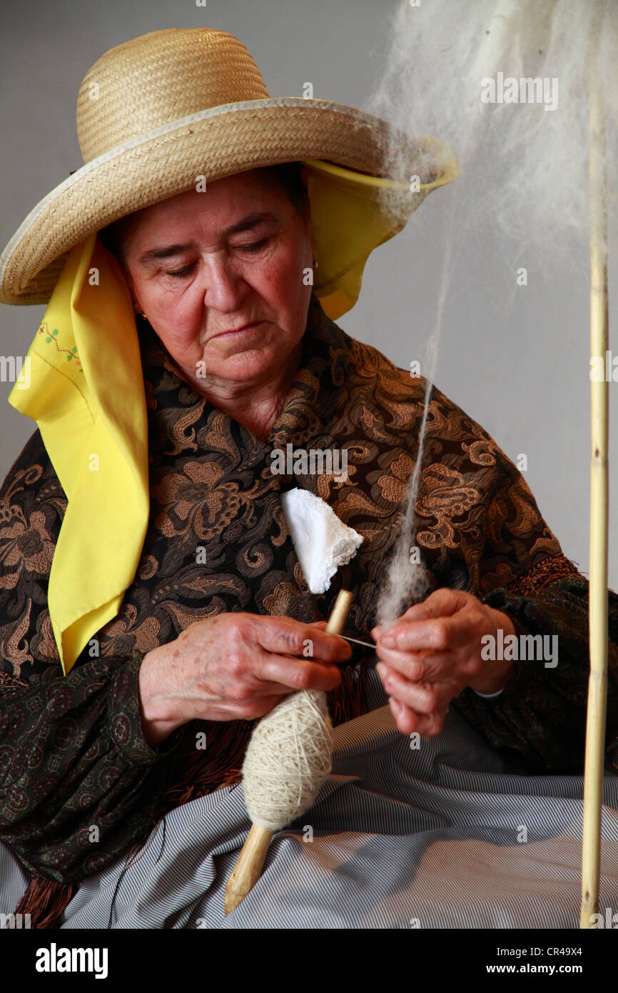 Donna anziana in costume tradizionale a una fiera di artigianato, Ibiza, Spagna, Europa Foto Stock