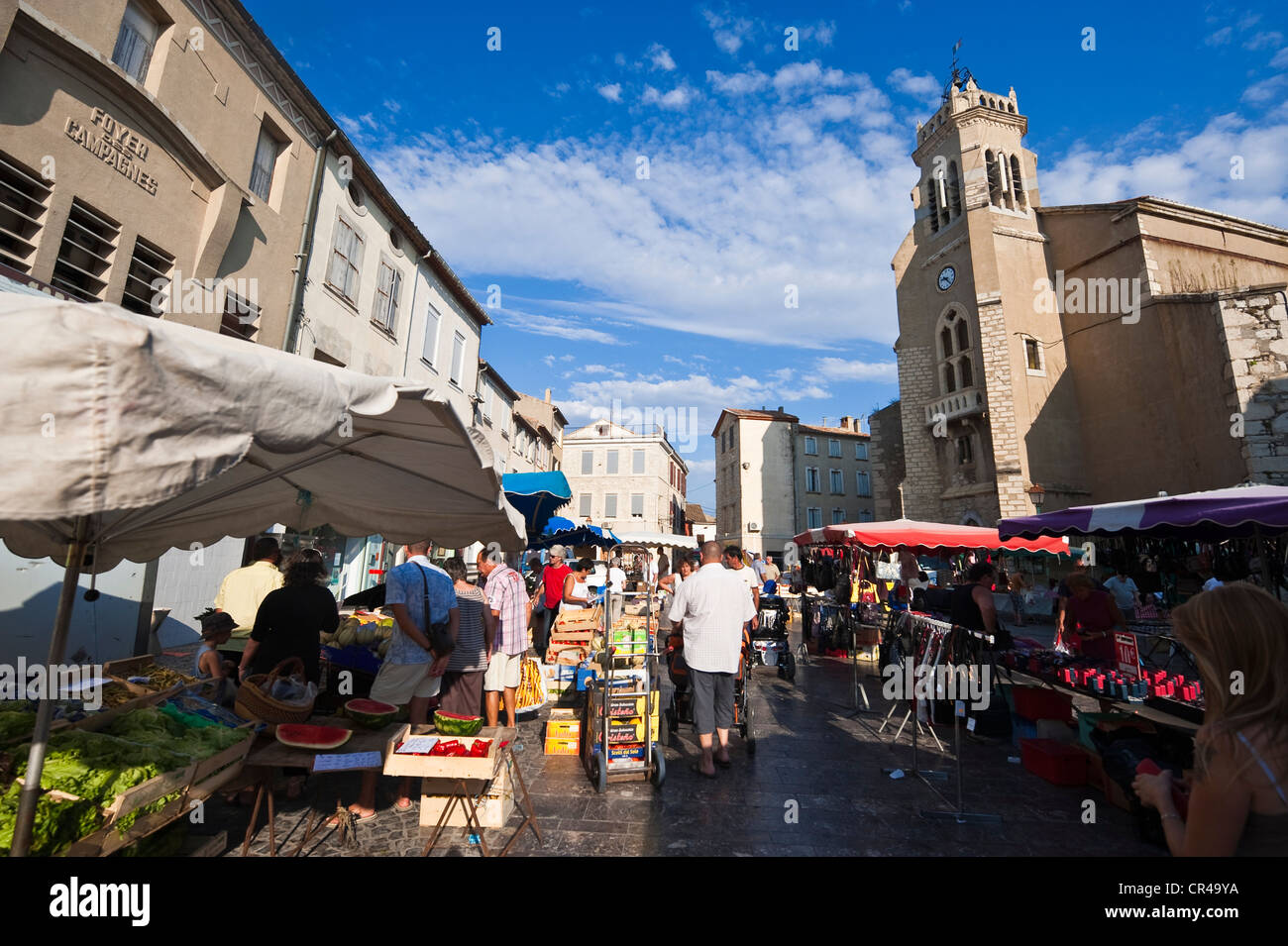 Francia, Aude, Corbieres, Sigean, mercato del venerdì di fronte alla chiesa Foto Stock