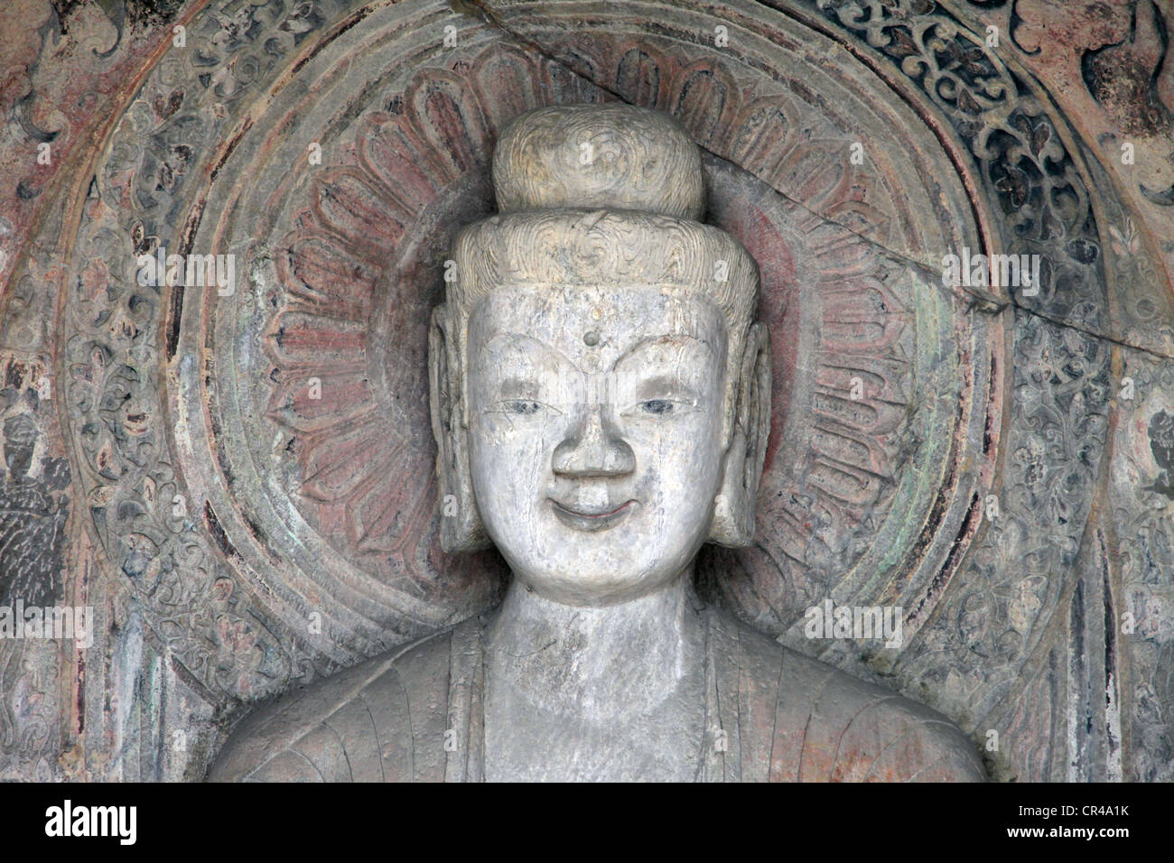 Si tratta di una foto di una statua creata nella roccia di una valle in Cina: Le Grotte di Longmen. Le Grotte di Longmen sono nella Provincia di Henan Foto Stock