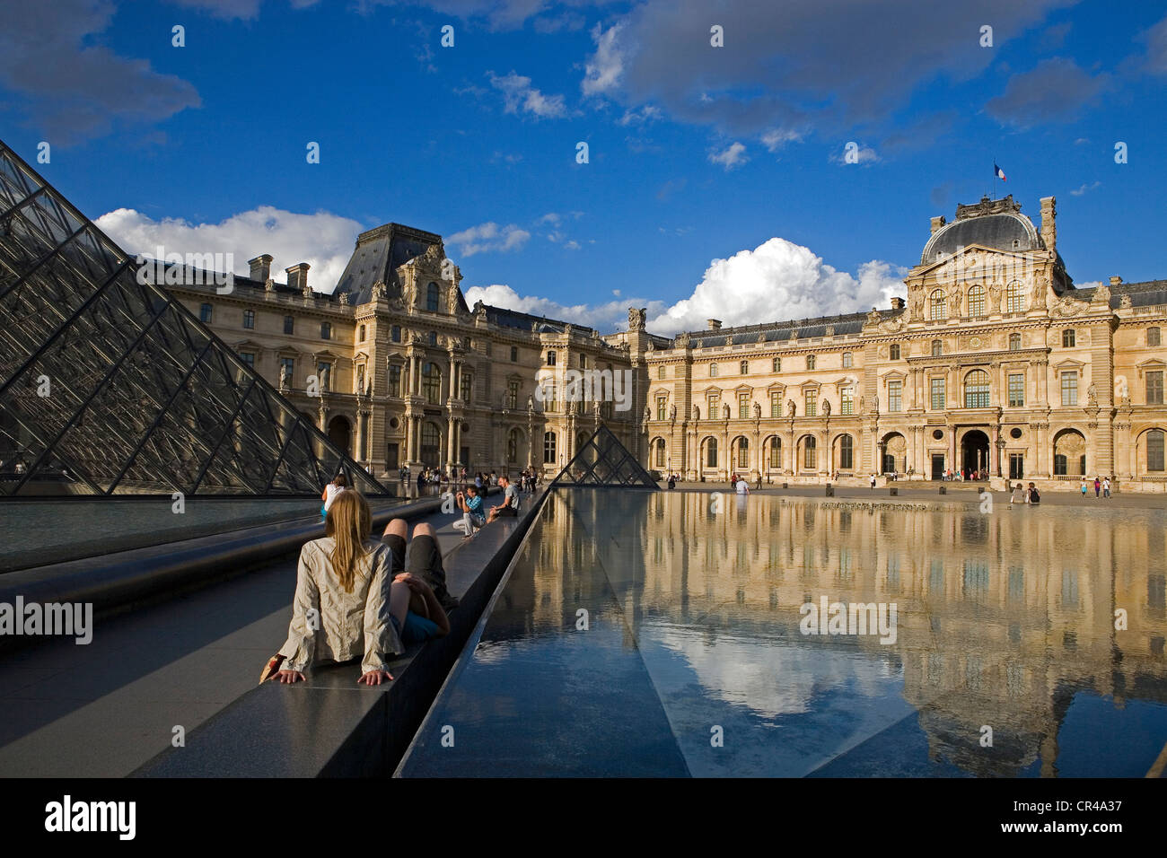 Francia, Parigi, la piramide del Louvre dall architetto IM Pei e facciate di Ala Richelieu e la Cour Napoleone del Musee du Louvre Foto Stock