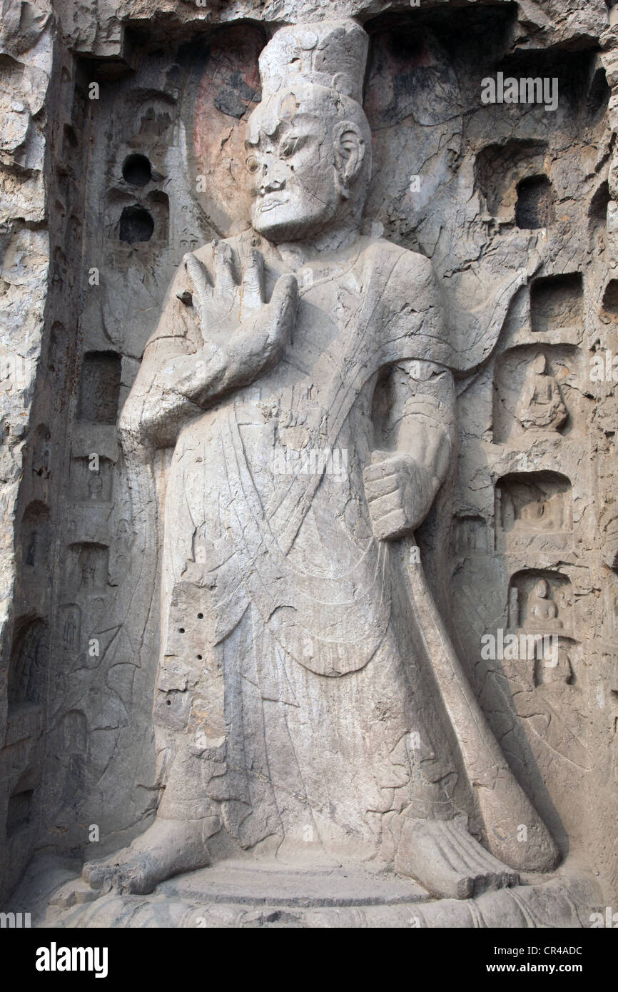 Si tratta di una foto di una statua creata nella roccia di una valle in Cina: Le Grotte di Longmen. Le Grotte di Longmen sono nella Provincia di Henan Foto Stock