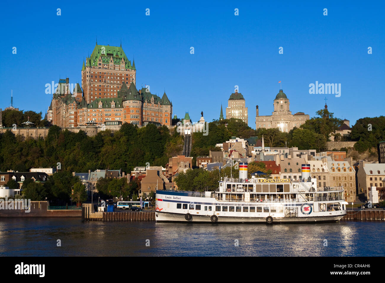 Canada, Québec, Provincia di Quebec City, centro storico Patrimonio Mondiale UNESCO e Louis Jolliet nave visto da Levis Foto Stock