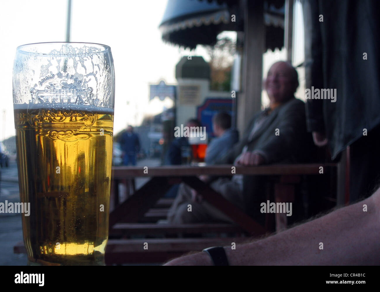 La birra sul patio Foto Stock