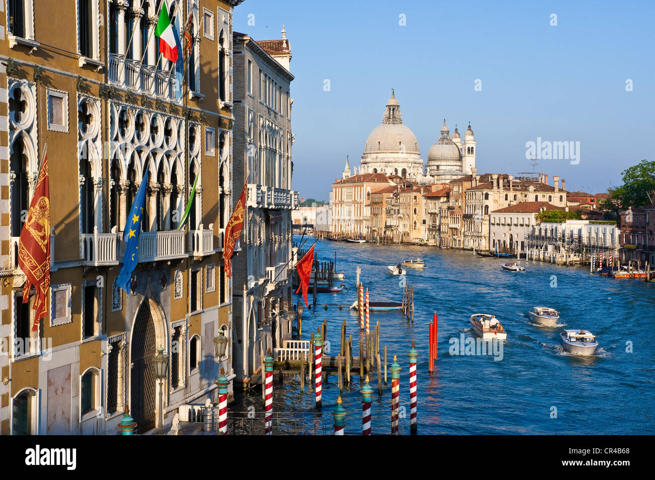 L'Italia, Veneto, Venezia, patrimonio mondiale dell UNESCO, Santa Maria della Sallute chiesa e il vaporetto sul Canal Grande Foto Stock