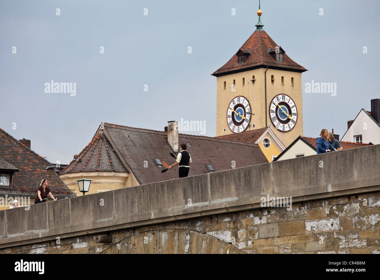 Vista sul vecchio ponte di pietra per la storica Salzstadel sale granaio, e il ponte Bruecktor gate, centro medievale di Regensburg Foto Stock
