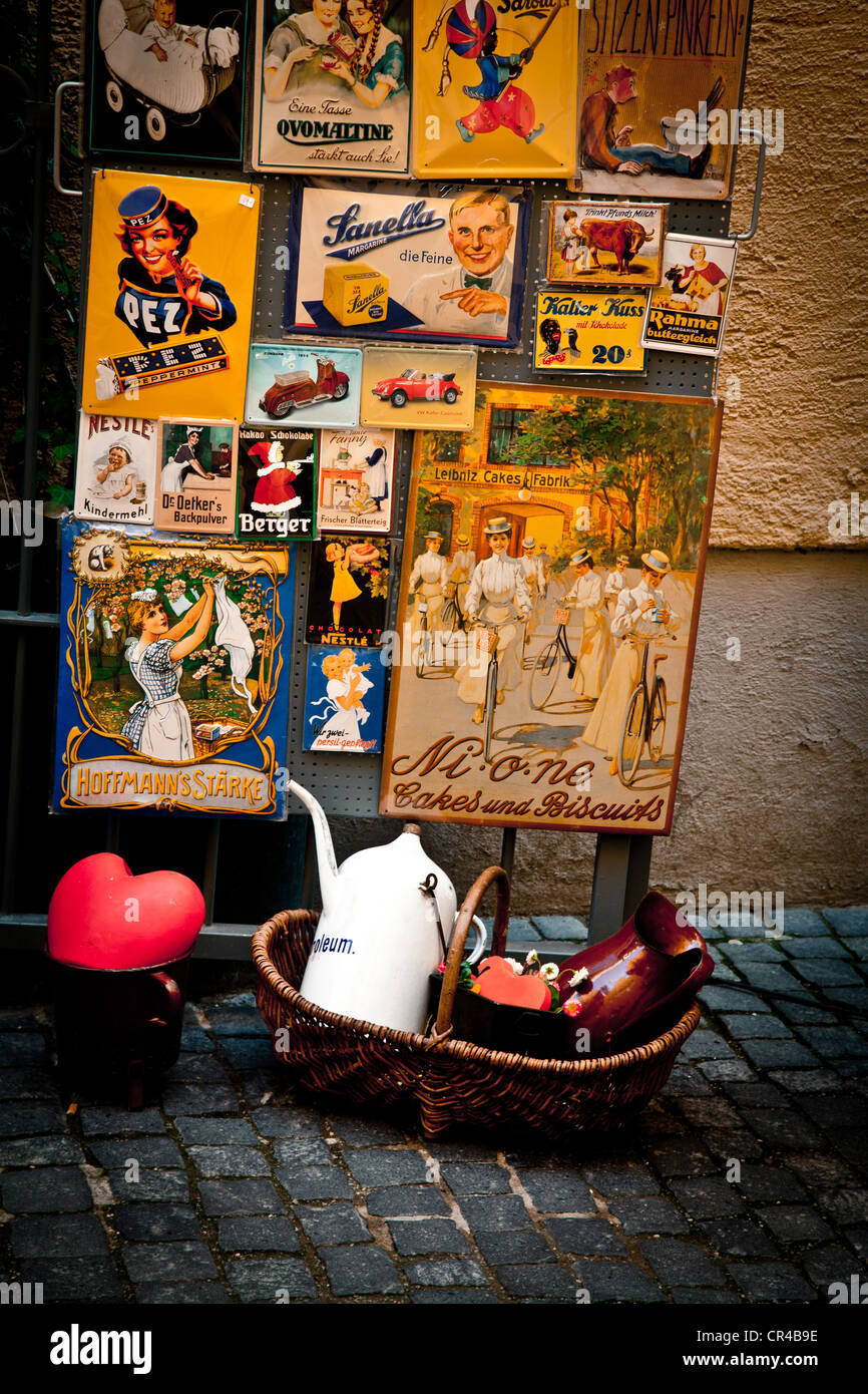 Segni di nostalgico e altri bric-a-brac davanti a un negozio di posta indesiderata, il centro cittadino di Regensburg, Alto Palatinato, Baviera, Germania, Europa Foto Stock