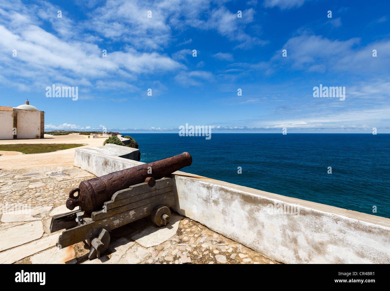 Il cannone sulle pareti della storica 16thC Fortaleza (fortezza) in Sagres Algarve Foto Stock