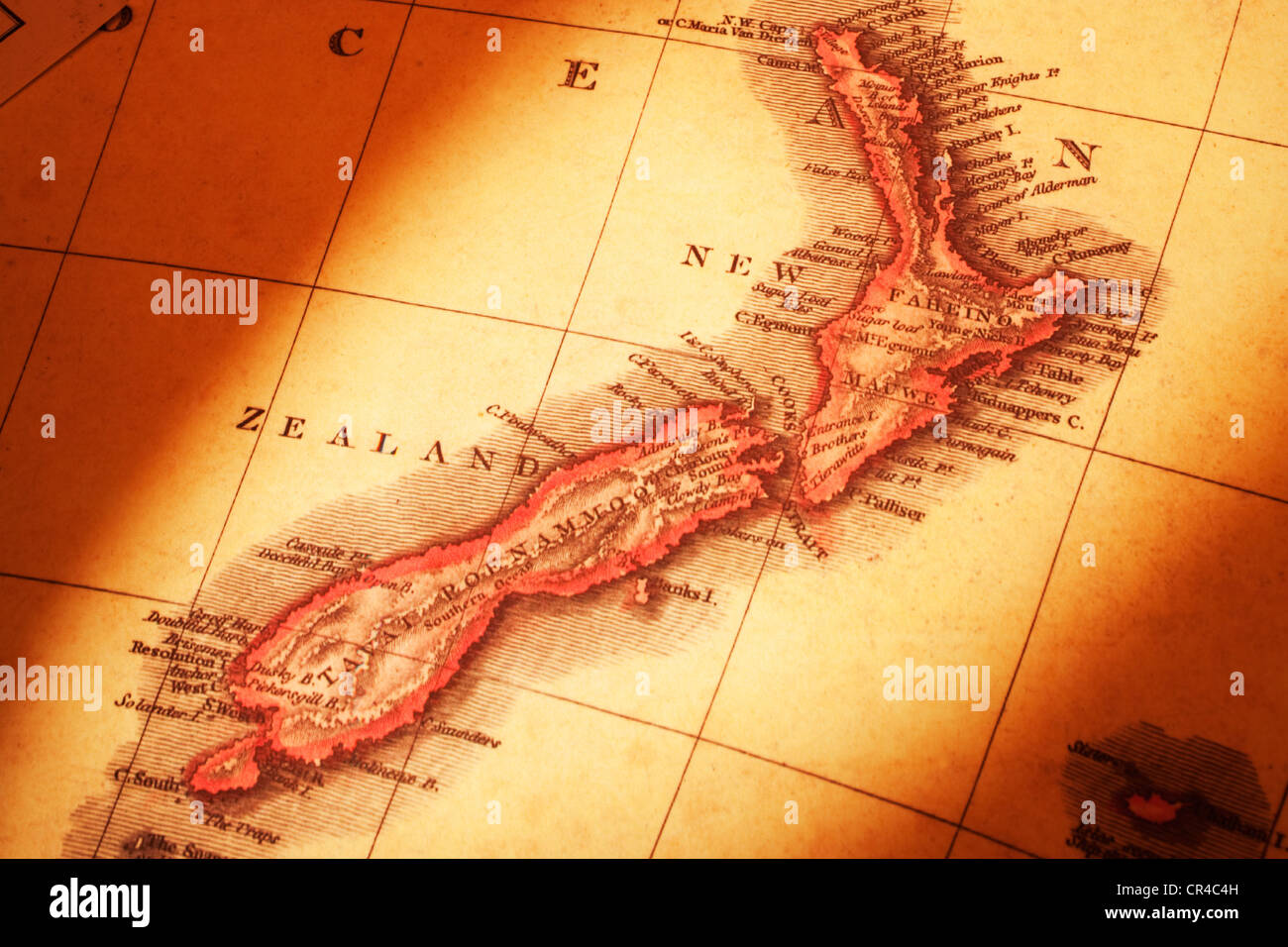 Mappa di Nuova Zelanda dal 1818, con alcuni errori, in illuminazione calda; concentrarsi sulla stretto di Cook. Foto Stock