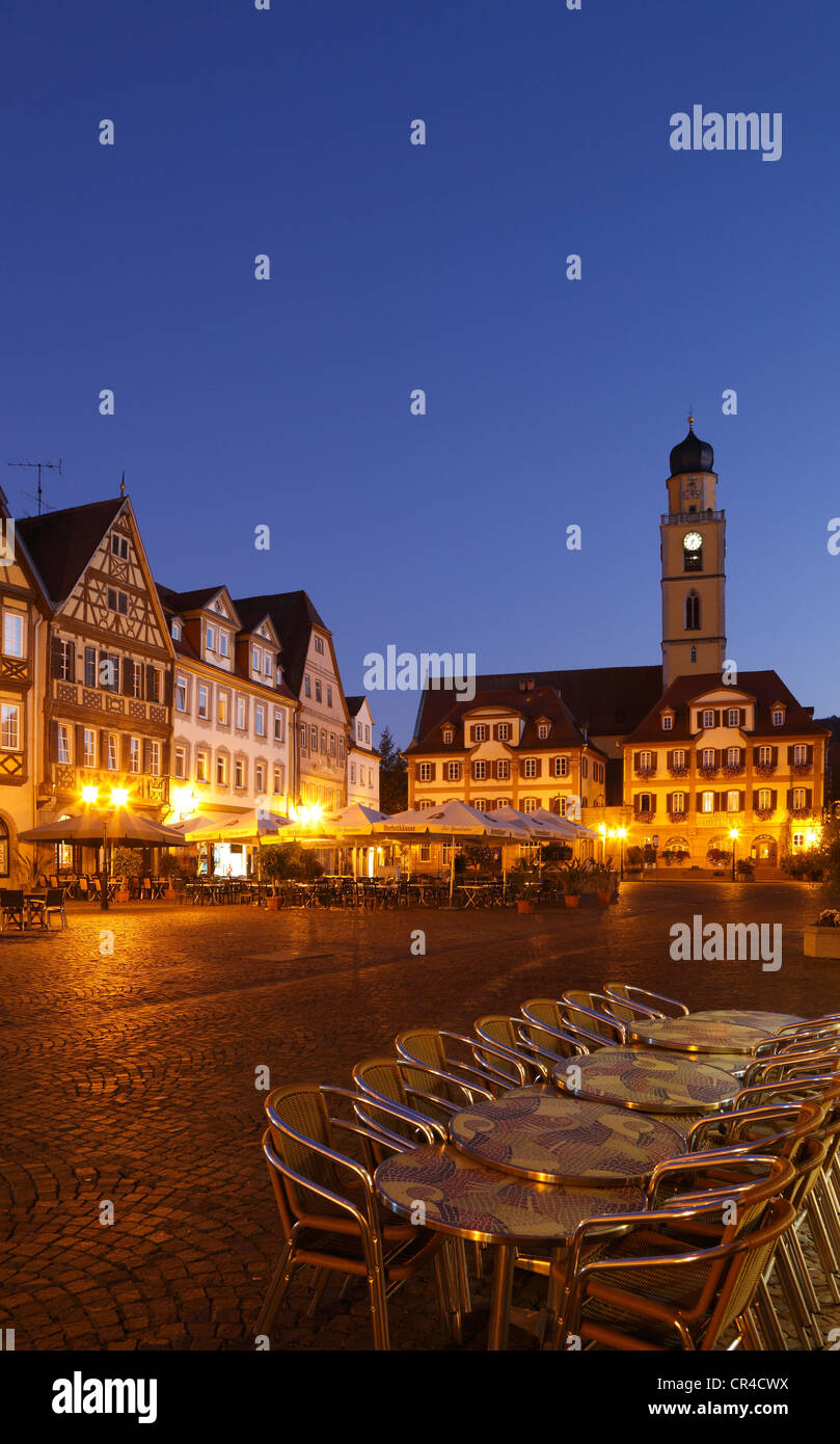 Il mercato con il Zwillingshaeuser twin case e la torre della cattedrale di San Giovanni Battista, Bad Mergentheim Foto Stock