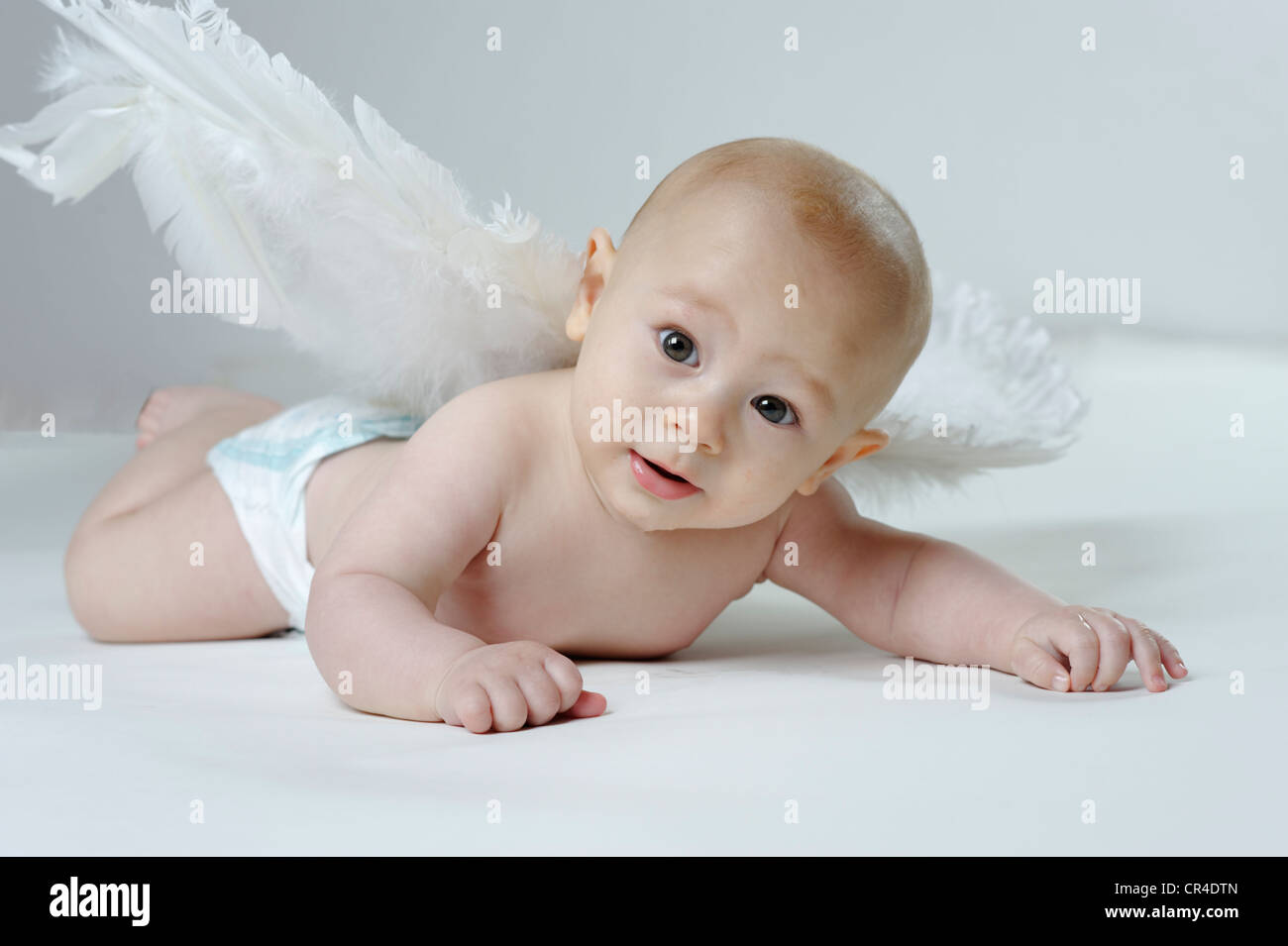 Little baby indossando ali d'angelo, il desiderio di avere figli Foto Stock