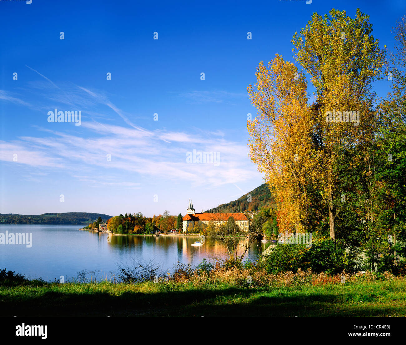 Schloss castello di Tegernsee, ex monastero benedettino dal punto penisola, Lago Tegernsee, Alta Baviera, Germania, Europa Foto Stock