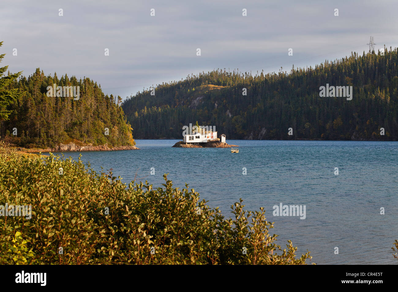 Casa in un lago, vicino a Riviere Pentecote, Quebec, Canada Foto Stock