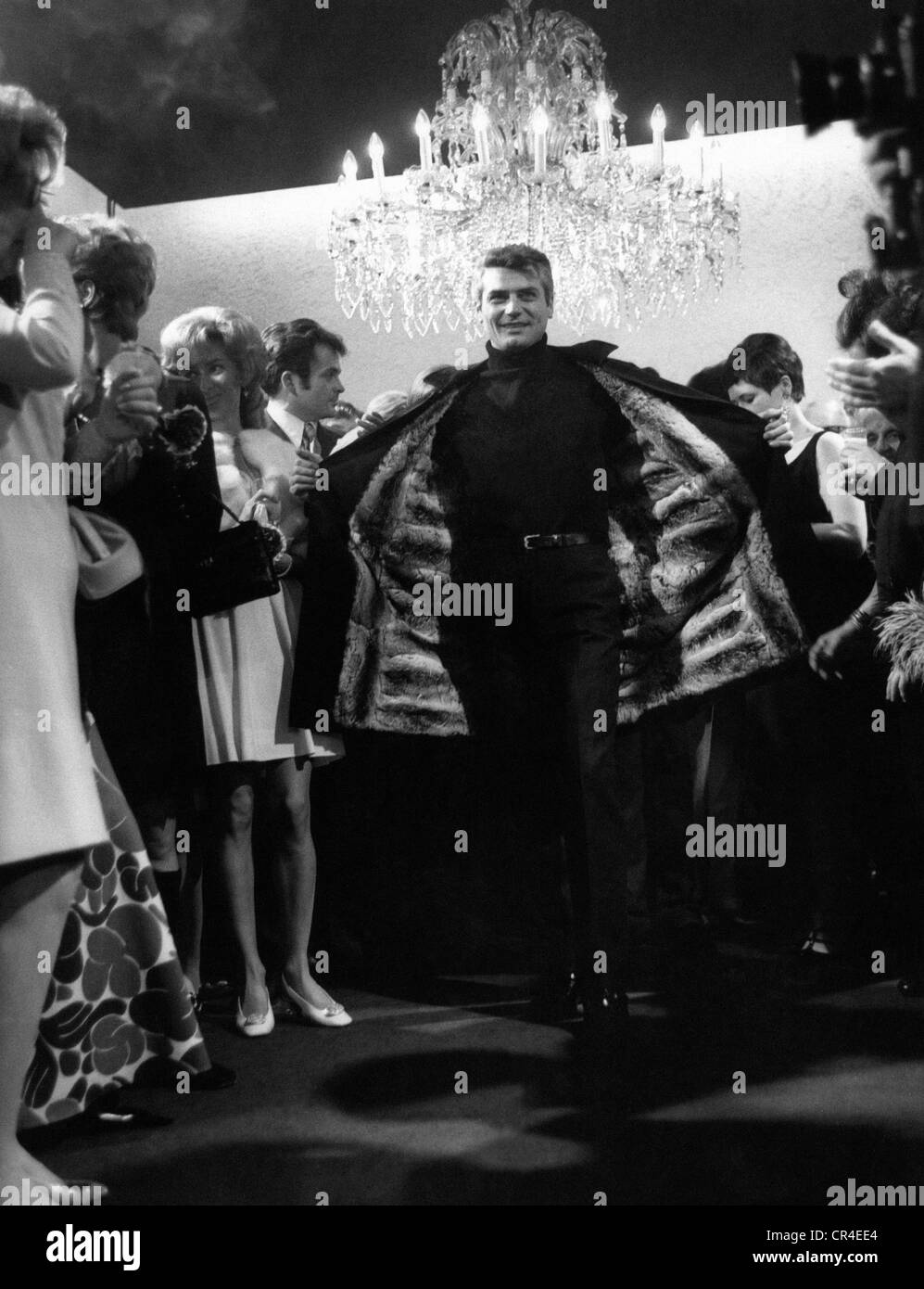 Mosammer, Rudolph, 27.9.1940 - 14.01.2005, stilista tedesco, presentazione della sua nuova collezione, Monaco di Baviera, gennaio 1968, modello maschile con giacca in pelliccia, Foto Stock