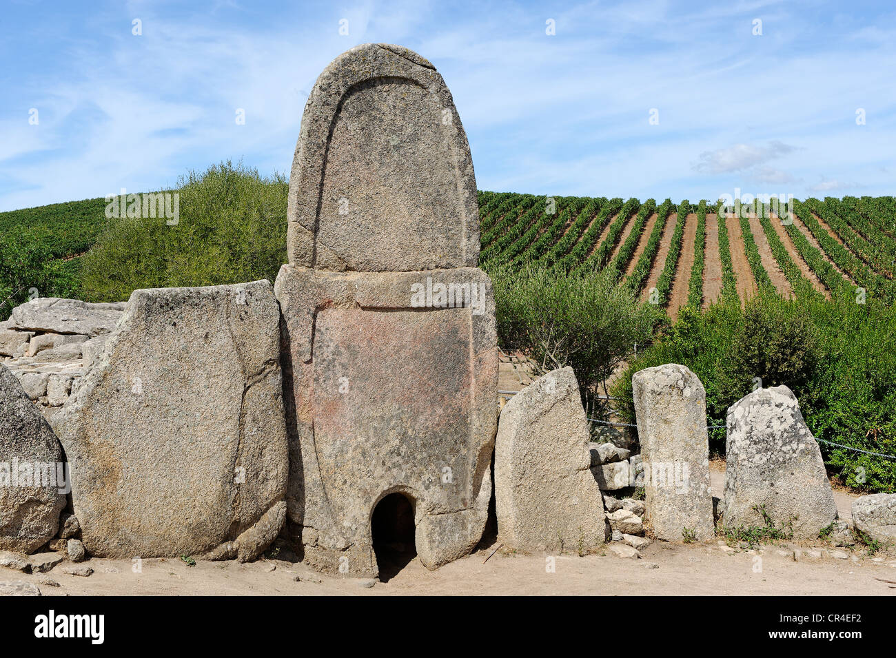 Tomba dei Giganti Coddu Vecchiu, la tomba di giganti di Coddu Vecchiu, Arcachena, Costa Smeralda, Sardegna, Italia, Europa Foto Stock