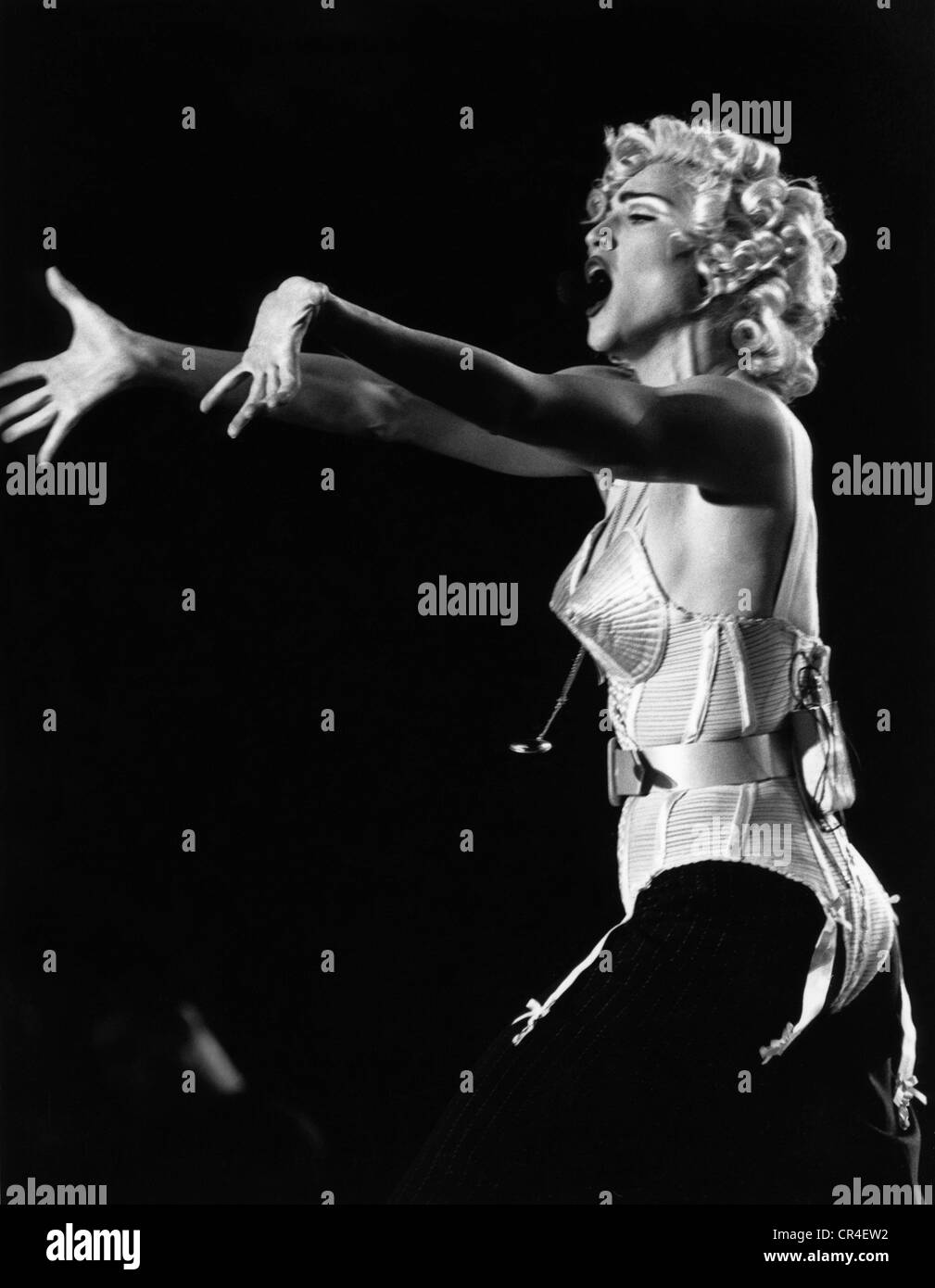 Madonna, * 16.6.1958, cantante statunitense, a mezza lunghezza, durante un concerto a Riem nei pressi di Monaco, Germania, 16.7.1990, Foto Stock