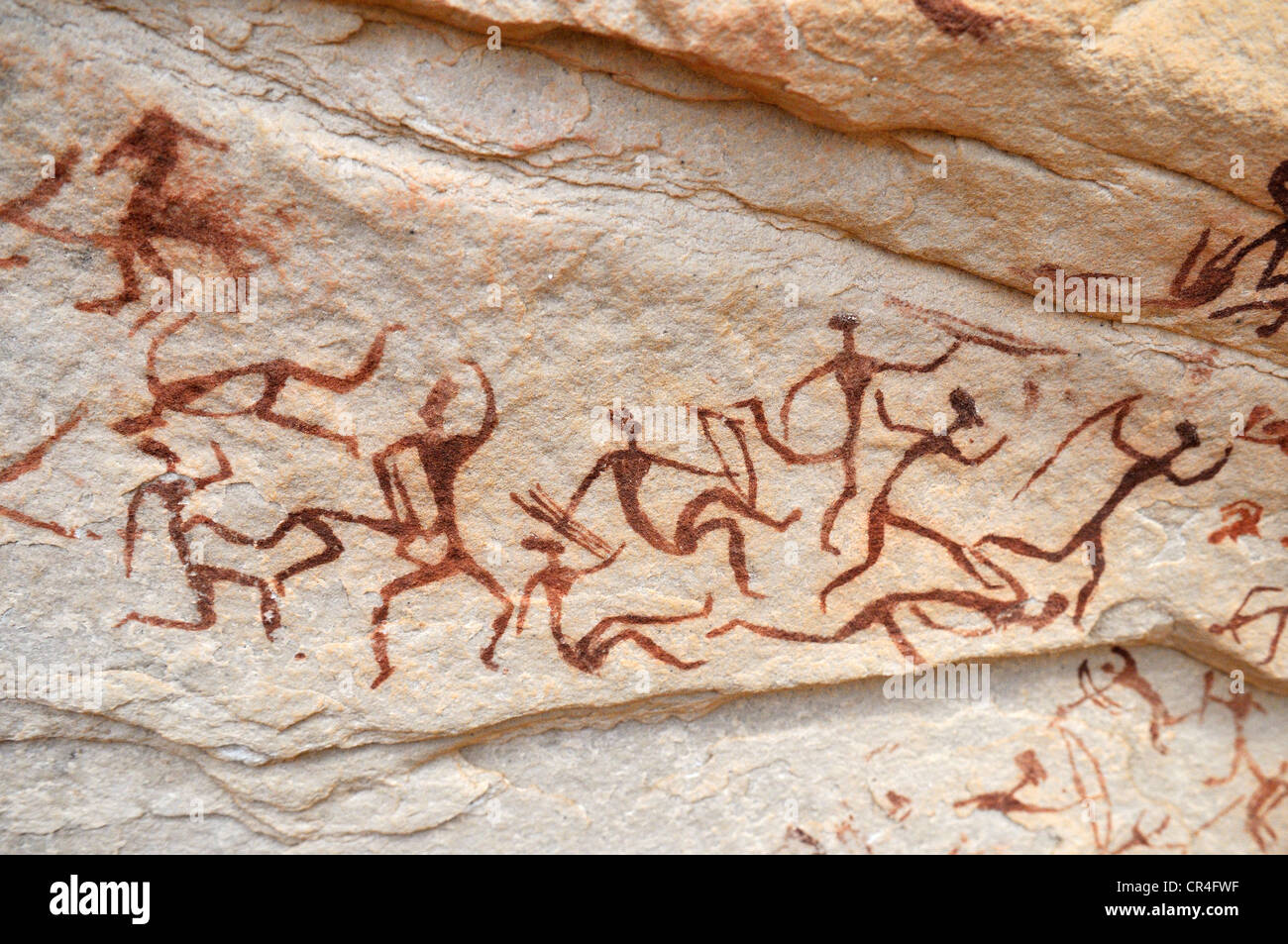 Un gruppo di guerrieri verniciato o cacciatori neolitici a rockart Arakokem, Adrar Tekemberet, Immidir, Algeria, sahara Africa del Nord Foto Stock