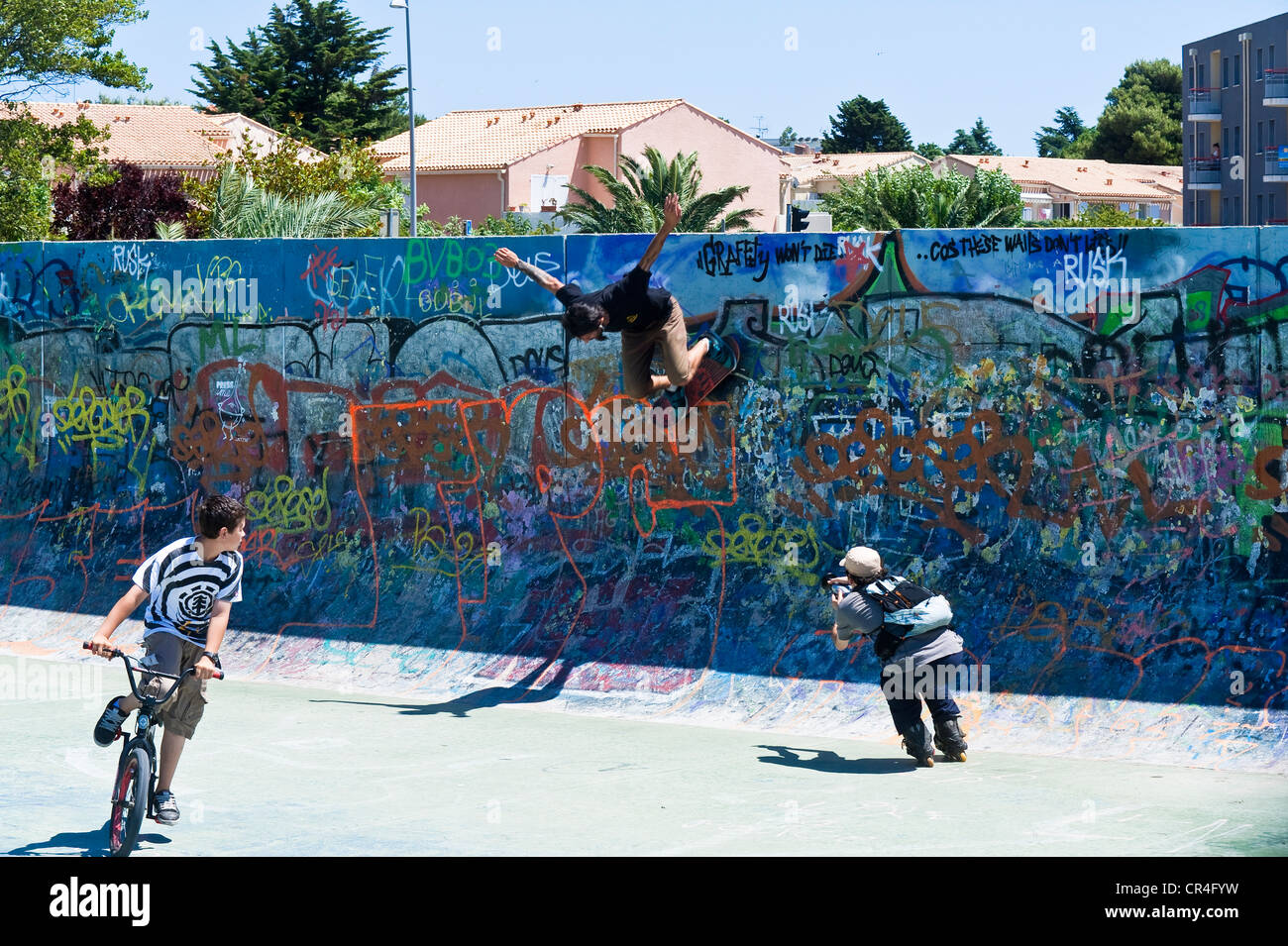 Francia, Herault, Sete, Skate Parc, Skateboard spotlight vicino al mare resort Foto Stock