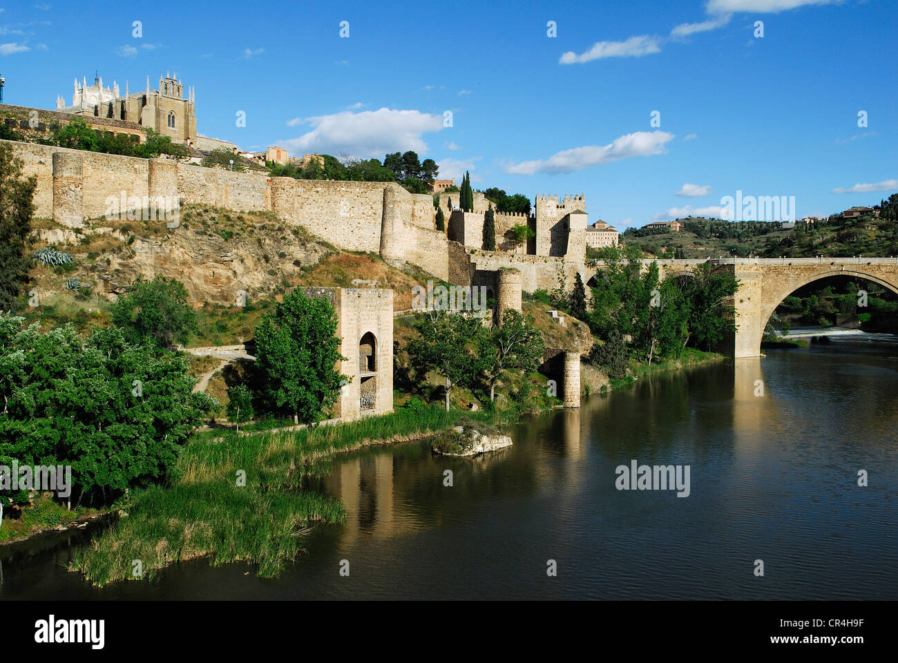 Spagna, Castilla la Mancha, Toledo, la città storica di Toledo Patrimonio Mondiale dell'UNESCO, il fiume Tago, il centro città e il Foto Stock