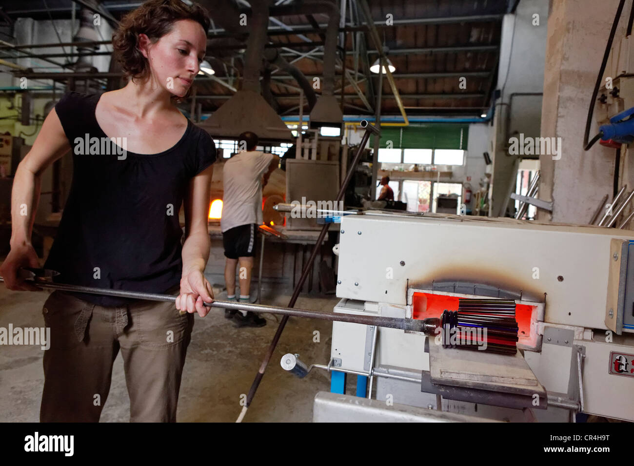 Sophie de Gevigney, glassblower, Voltolina-Murano-Lab factory, arte fabbrica di vetro di Murano, Venezia, Veneto, Italia, Europa Foto Stock