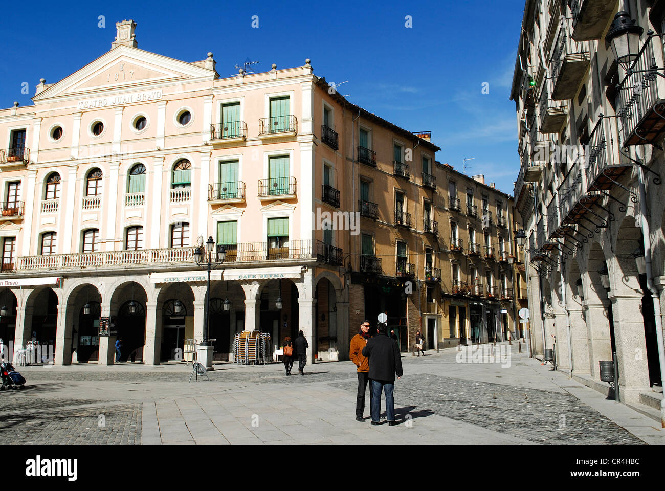 Spagna, Castilla y León, Segovia, città vecchia Patrimonio Mondiale UNESCO, Plaza Mayor e Juan Bravo Theatre Foto Stock