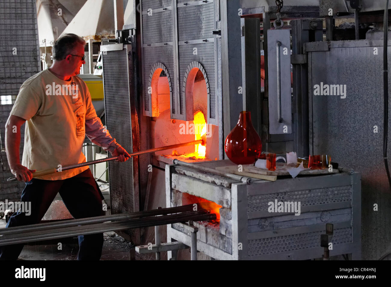 Stefano Simoncin, glassblower maestro, Salviati arte fabbrica di vetro di Murano, Venezia, Veneto, Italia, Europa Foto Stock
