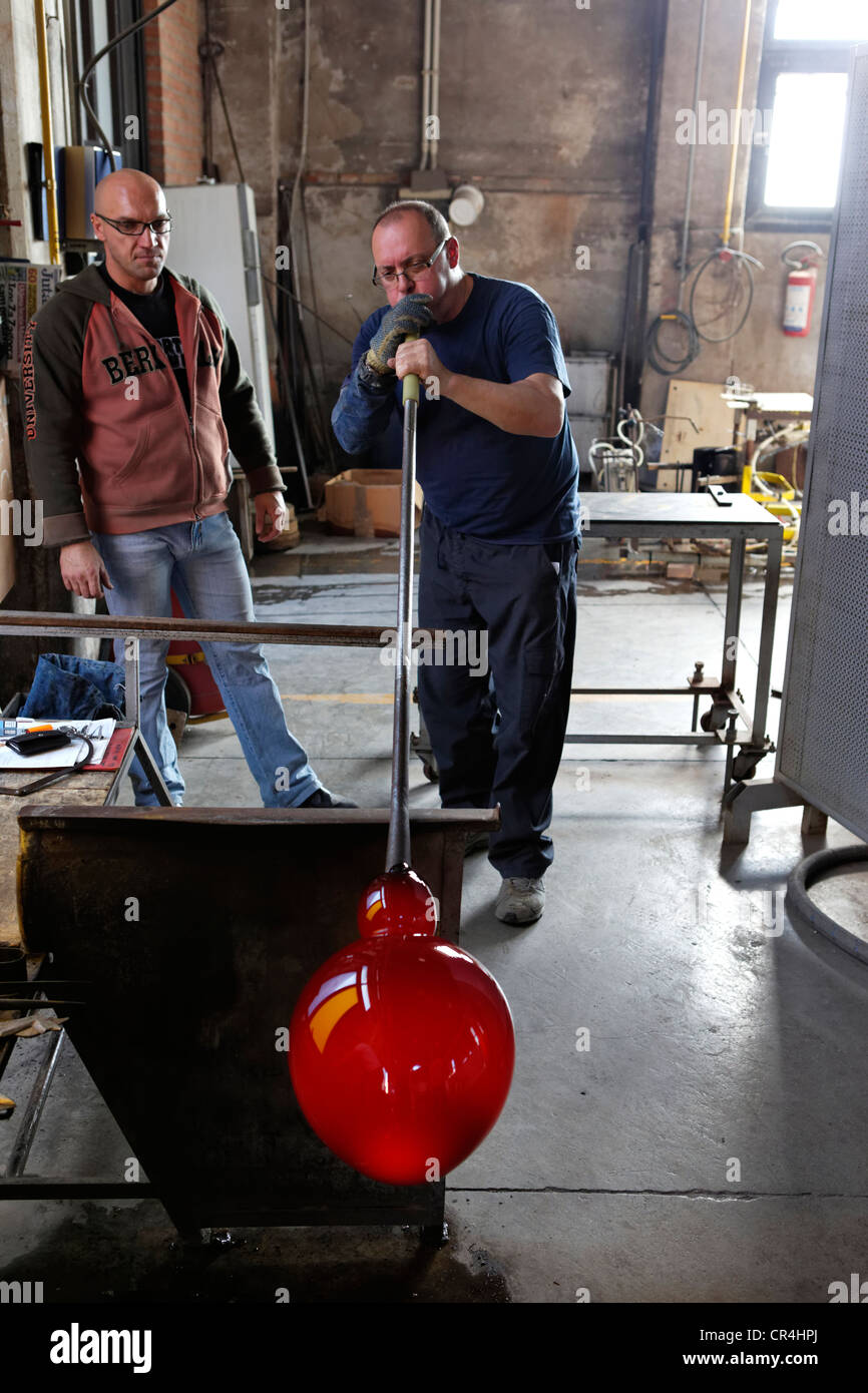 Giorgio Tiozzo, glassblower maestro, Salviati arte fabbrica di vetro di Murano, Venezia, Veneto, Italia, Europa Foto Stock