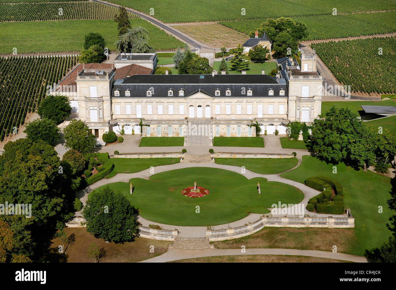 Francia, Gironde, St Julien Beychevelle, la vigna e Chateau Ducru Beaucaillou nel Medoc, secondo Grand Cru 1855 (antenna Foto Stock