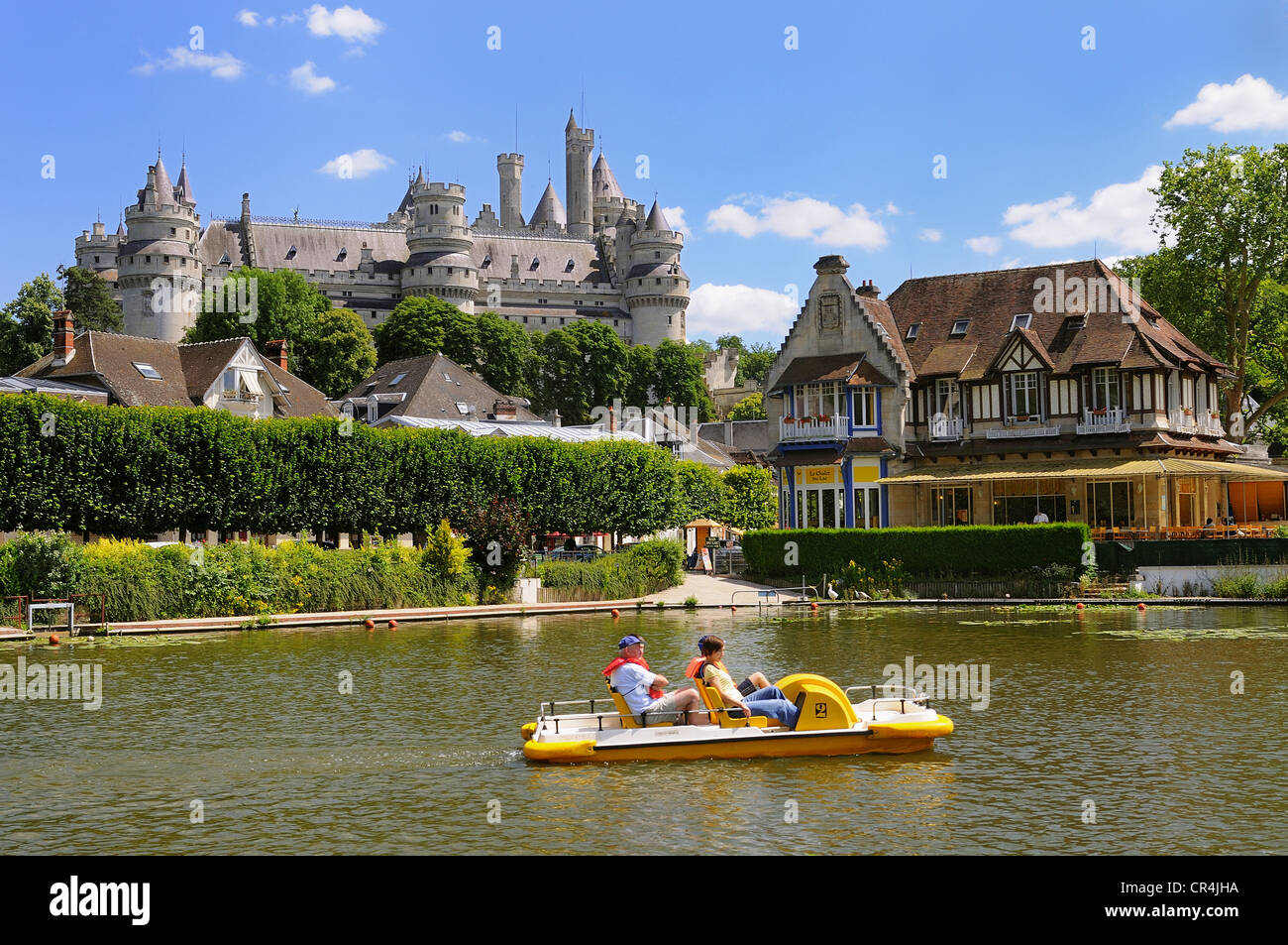 Francia, Oise, Pierrefonds, il lago e il castello Foto Stock