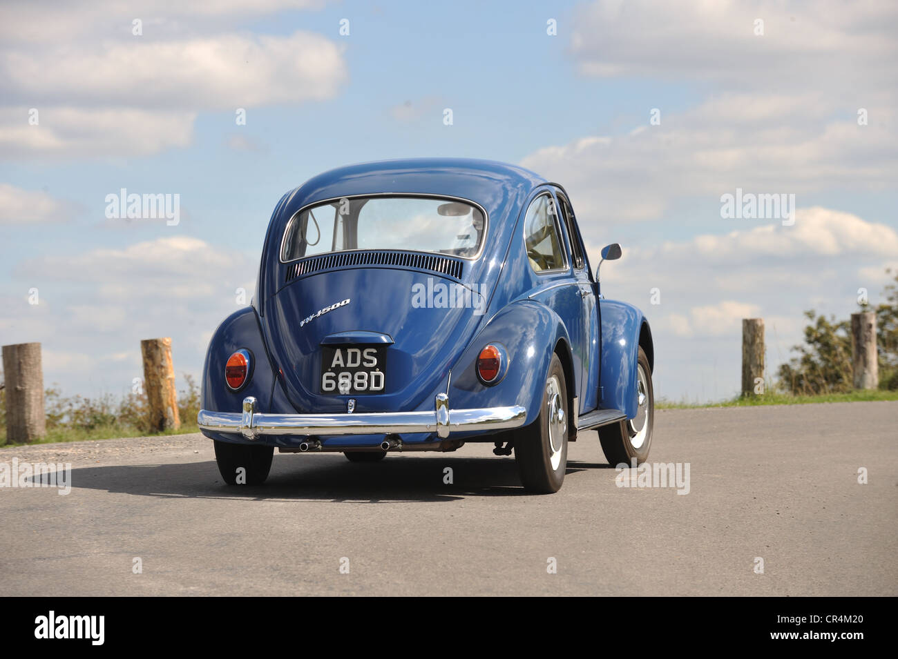 1966 VW Volkswagen maggiolino classic stock raffreddato ad aria in curva dei bug Foto Stock