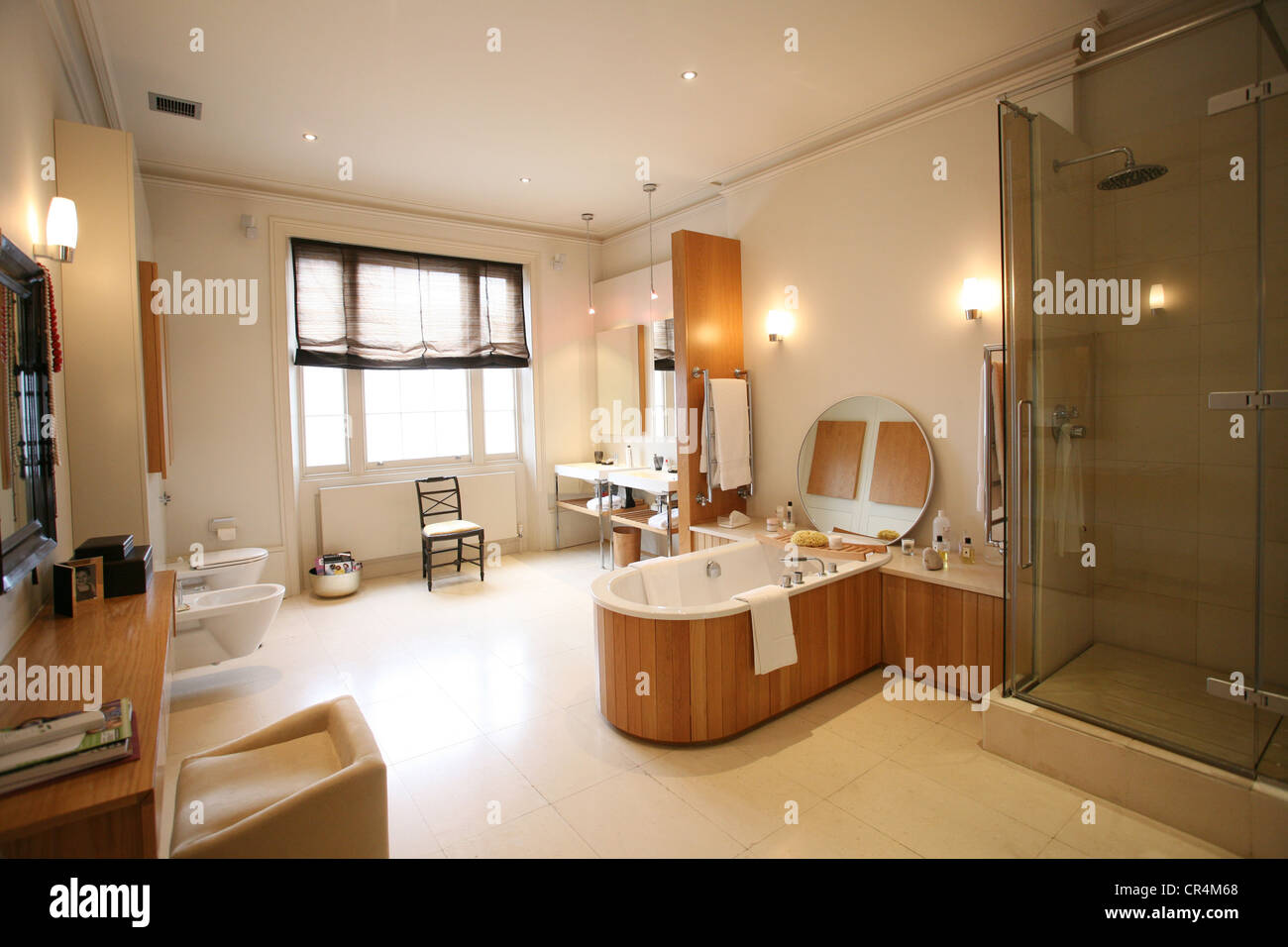 Grande stanza da bagno open plan, Fitzroy Square, Londra W1, England, Regno Unito Foto Stock