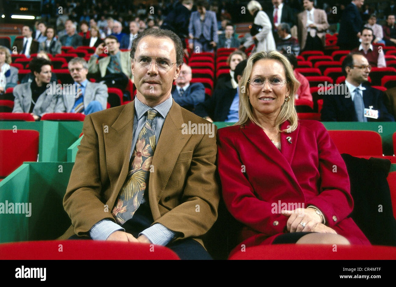 Beckenbauer, Franz, * 11.9.1945, calciatore tedesco di mezza lunghezza, con sua moglie Sybille, che partecipa a una partita di tennis, 1993, Foto Stock
