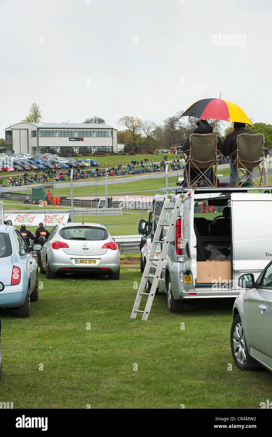 Gli spettatori seduti sul tetto del furgone sotto ombrellone a guardare la Superbike ad Oulton Park Race Track Cheshire England Regno Unito Foto Stock