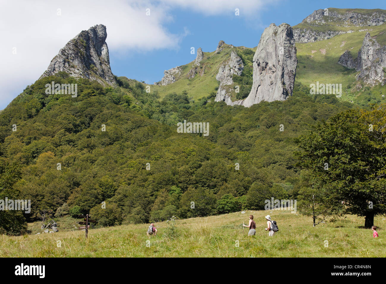 Gli escursionisti in Valle di Chaudefour riserva naturale, Parc Naturel Regional des Volcans d'Auvergne, Auvergne vulcani natura regionale Foto Stock