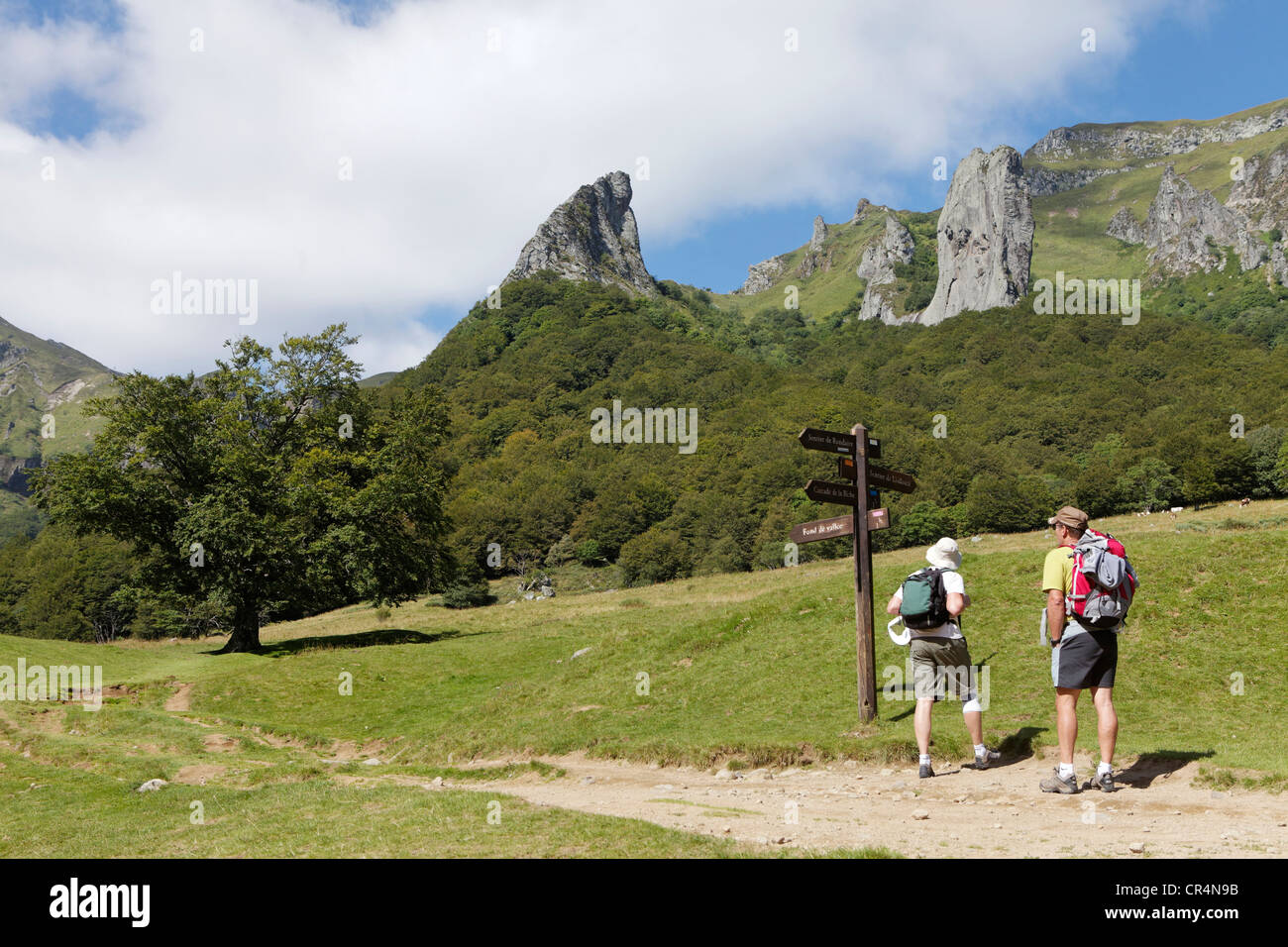 Gli escursionisti in Valle di Chaudefour riserva naturale, Parc Naturel Regional des Volcans d'Auvergne, Auvergne vulcani natura regionale Foto Stock