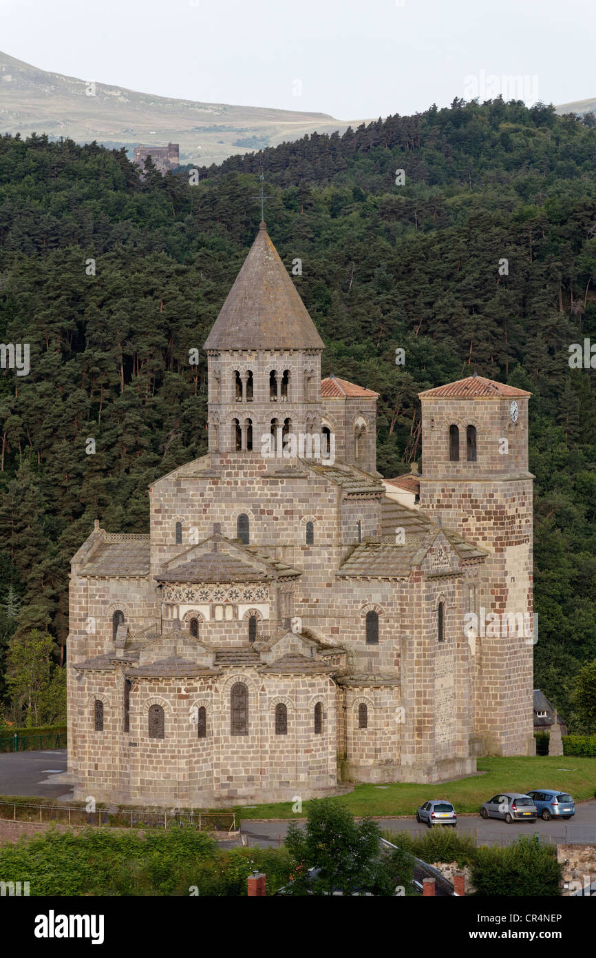 Saint Nectaire, xii secolo chiesa romanica, Parc Naturel Regional des Volcans d'Auvergne, Auvergne vulcani natura regionale Foto Stock