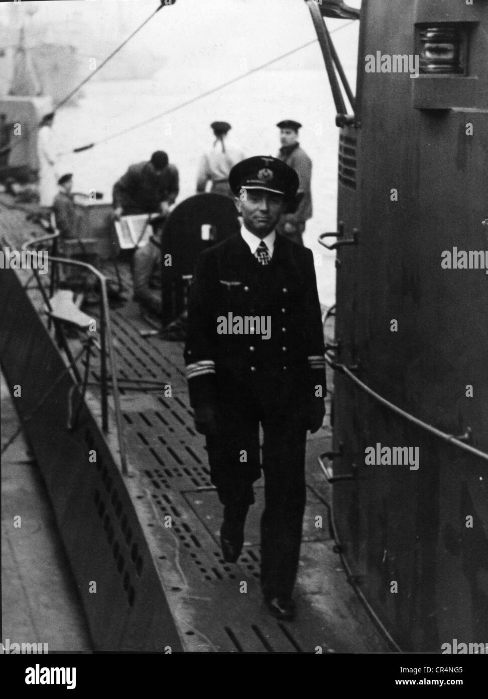 Prien, Guenther, 16.1.1908 - 7.3.1941, ufficiale navale tedesco, comandante del sottomarino U-47, sul ponte del suo sottomarino, circa 1940, Foto Stock