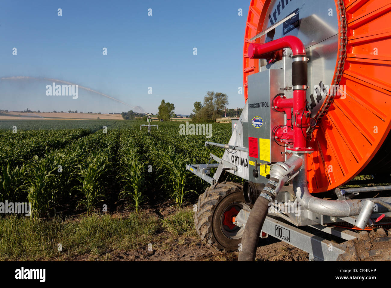Irrigazione di un campo di mais mediante pompa ad acqua, Limagne pianura, Puy de Dome, Francia, Europa Foto Stock