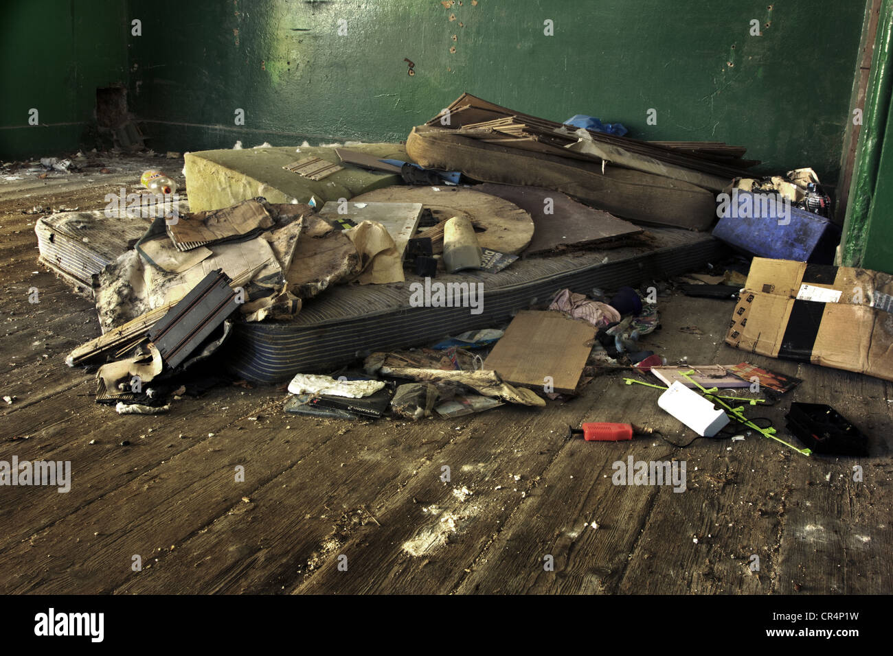 Vecchio materasso abondoned in un buillding abbandonati Foto Stock