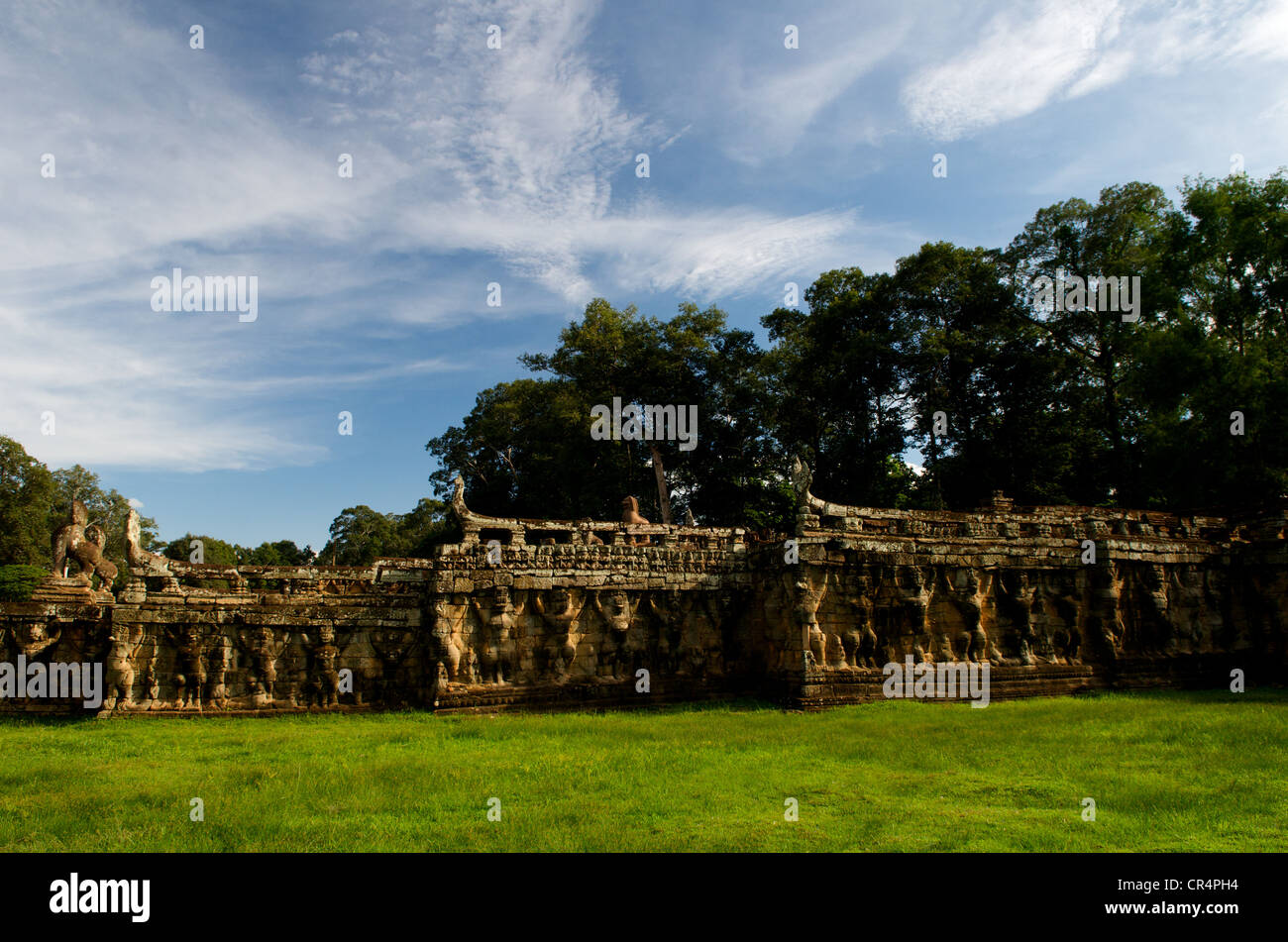 Garuda bassorilievi, Terrazza degli elefanti, i templi di Angkor, Siem Reap, Cambogia Foto Stock