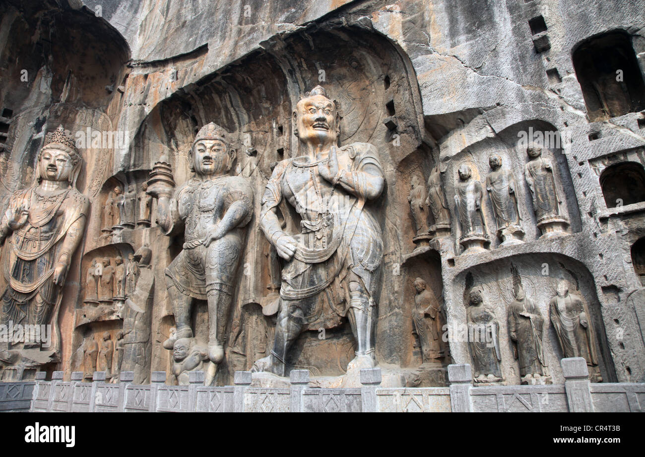 Si tratta di una foto di una statua creata nella roccia di una valle in Cina: Le Grotte di Longmen. Le Grotte di Longmen sono nella Provincia di Henan Foto Stock