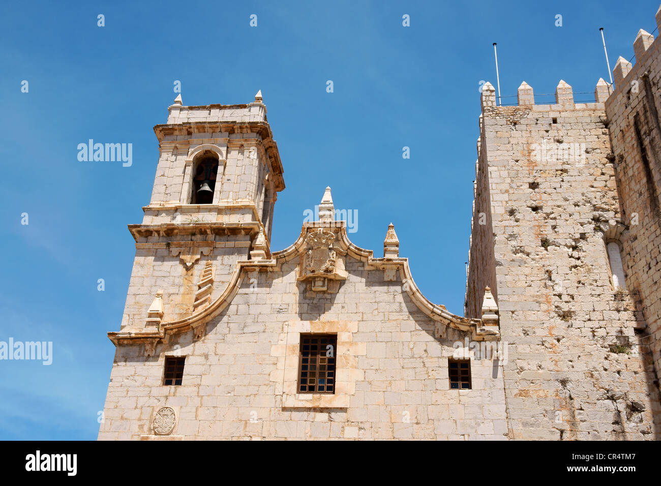 Saint Andrews (chiesa Saint Andreus Chiesa) a Peniscola città vecchia appena accanto al castello. Comunità Valenciana, Spagna. Foto Stock